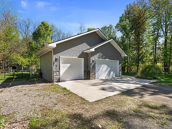 4th image of 8306 Foster Rd