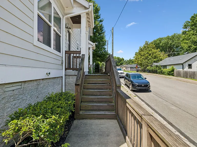906 Smiley St — Photo 14