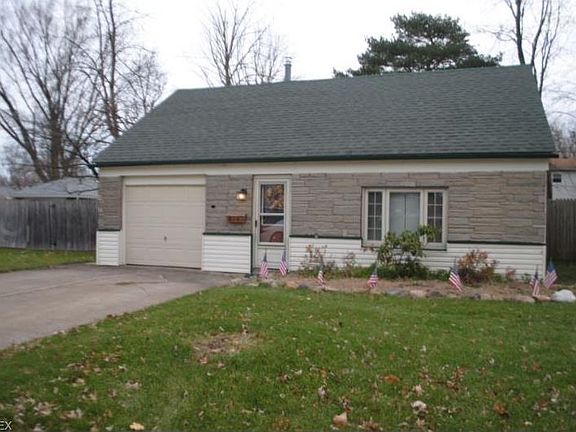 2nd image of 1829 Tait St
