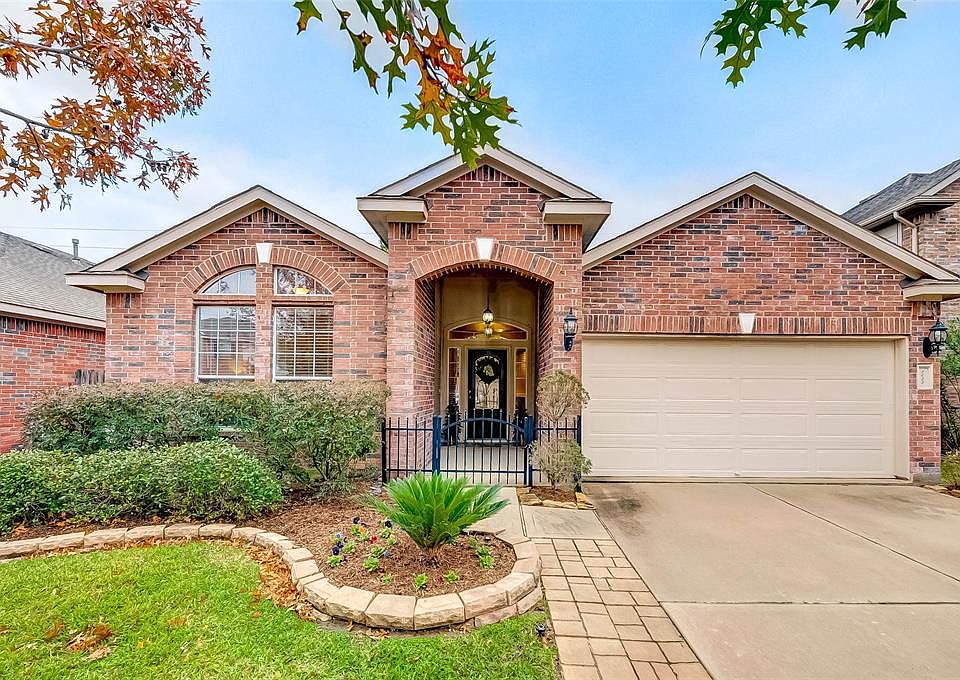 Welcome to this beautiful one story home in Parkway Oaks!