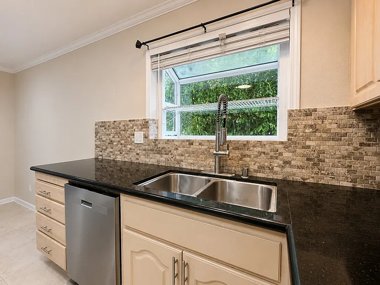 576 Virginia Ave — Photo 8