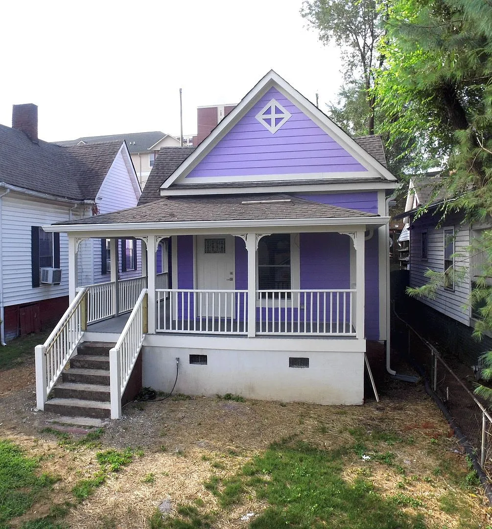 Waitlist for Aug2027Jul2028 Now Open! |4BR/2BA Fort Sanders Home | Walk to UTK | Renovated with H... — Photo 2