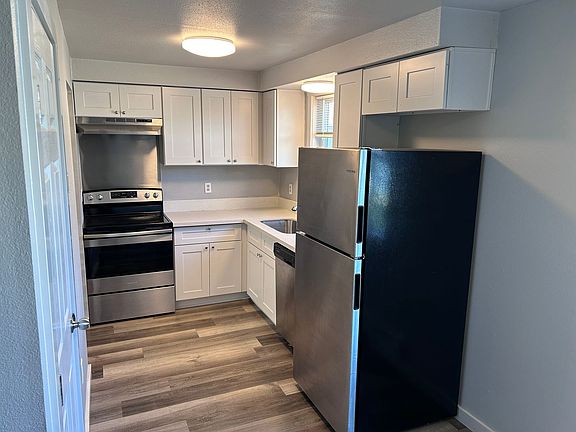 2nd image of 751 Elm Ave #5