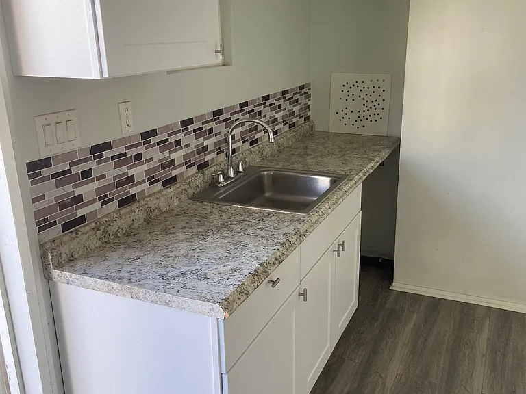 5015 Bain St — Photo 1