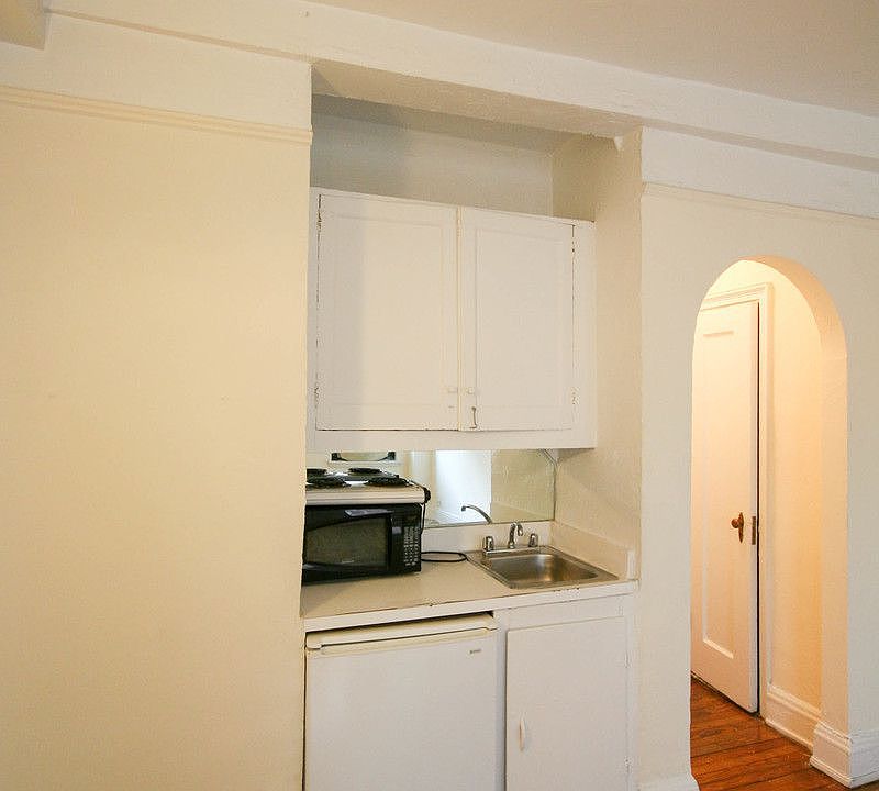 2nd image of 11 Waverly Pl APT 9B