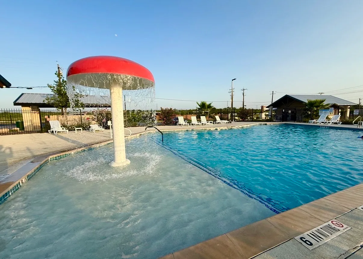 3 bed, 1185 sqft, $1,300 — Photo 2