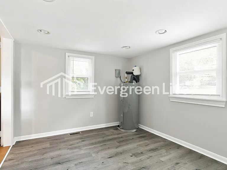 823 Williams St — Photo 8