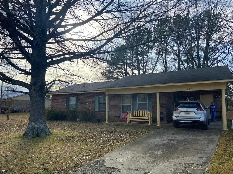 137 W Garrison Dr — Photo 2