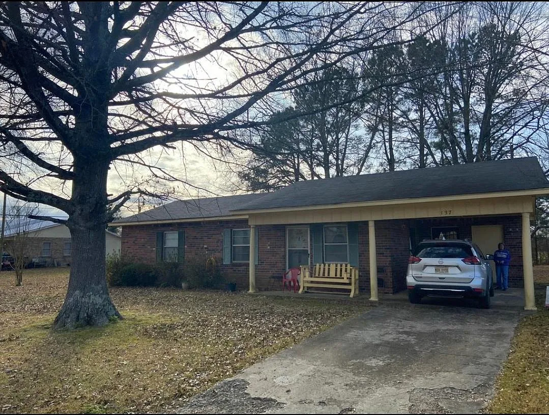 Building Photo - 137 W Garrison Dr