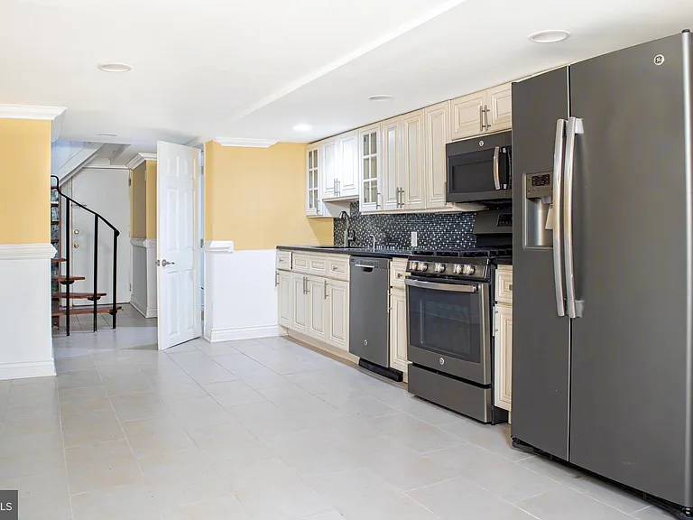 265 S 9th St #1R — Photo 20