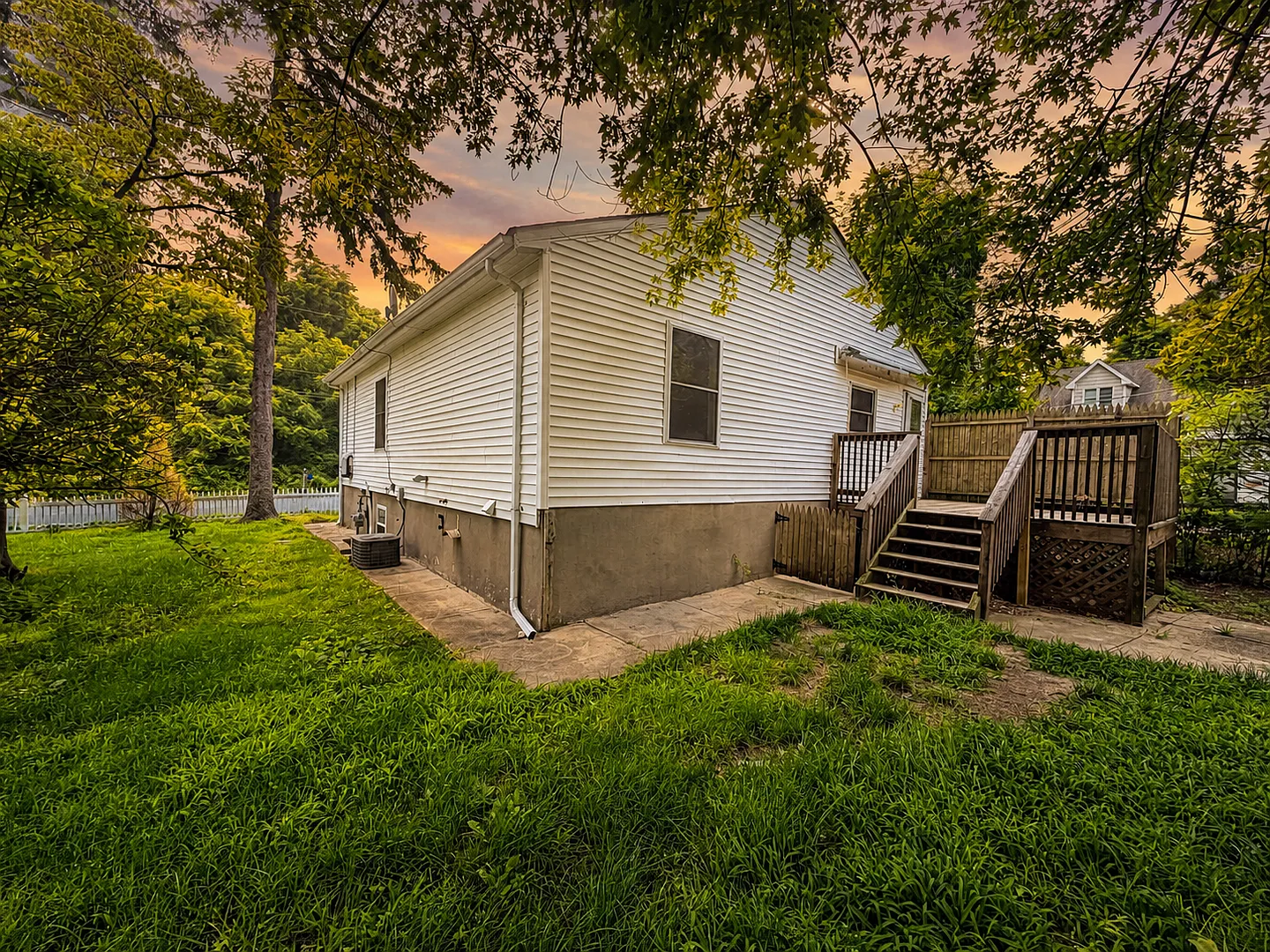 62 Pacific Ave - Cozy 3 Bedroom Home With Basement — Photo 3