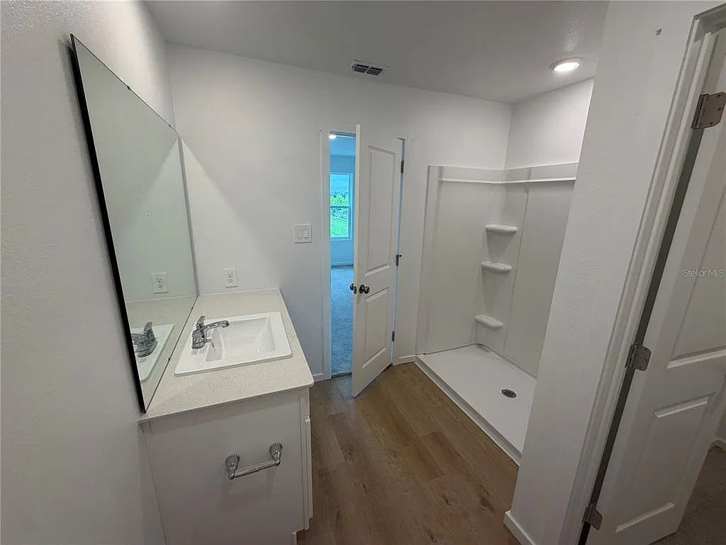 3 bed, 2.5 bath, 1423 sqft, $2,050 — Photo 4