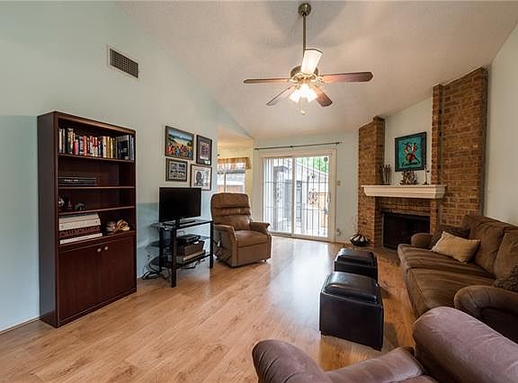 4th image of 1433 W Braker Ln #B