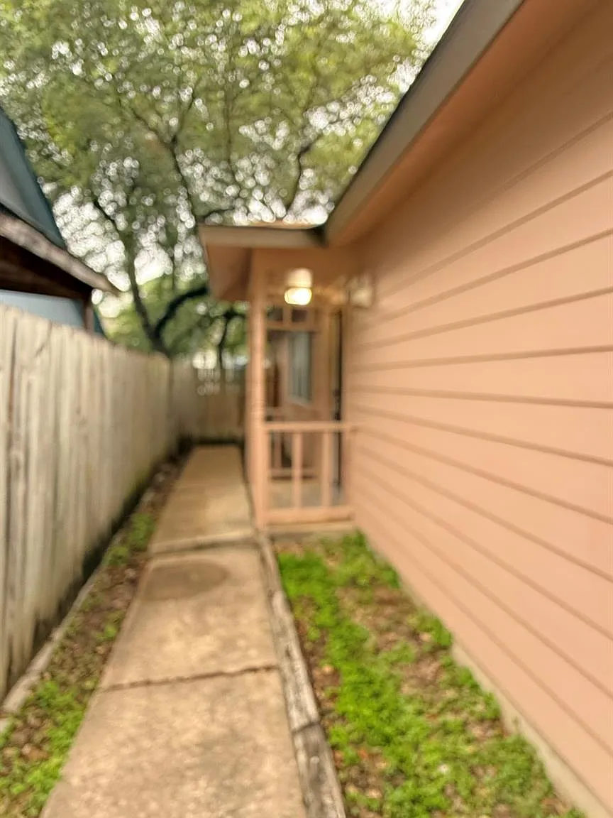 3 bed, 2.0 bath, 1936 sqft, $1,550 — Photo 2
