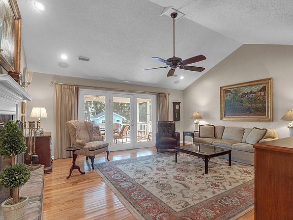 5th image of 935 River Rd