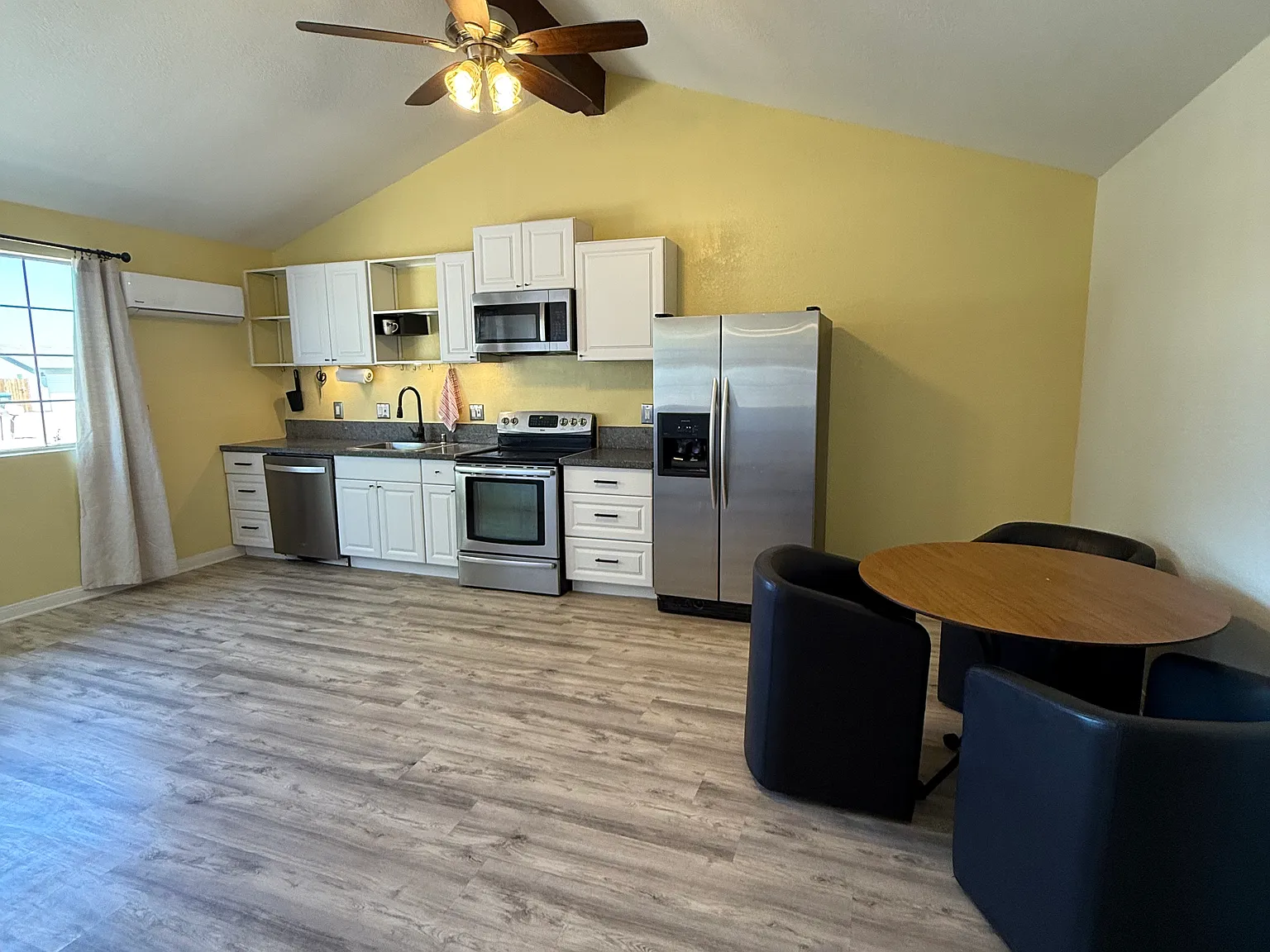 4 bed, 1849 sqft, $2,370 — Photo 2