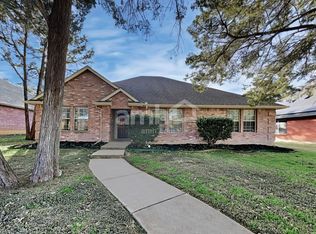 808 Meandering Dr, Cedar Hill, TX 75104