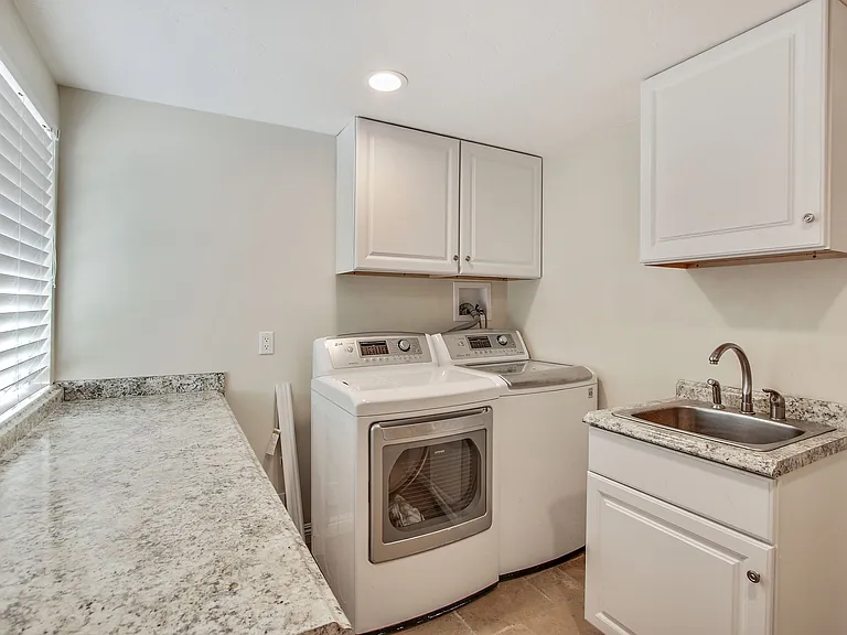 5923 Jumilla Ave — Photo 6