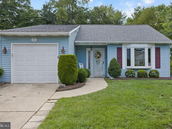 114 Candlelight Ct, Columbus, NJ 08022