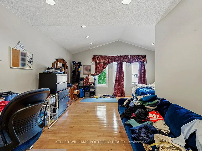 73 Jessica Gdns — Photo 23