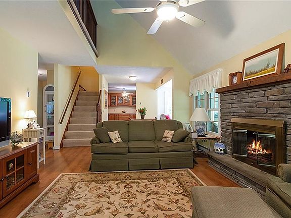 4th image of 30 N Niantic Dr