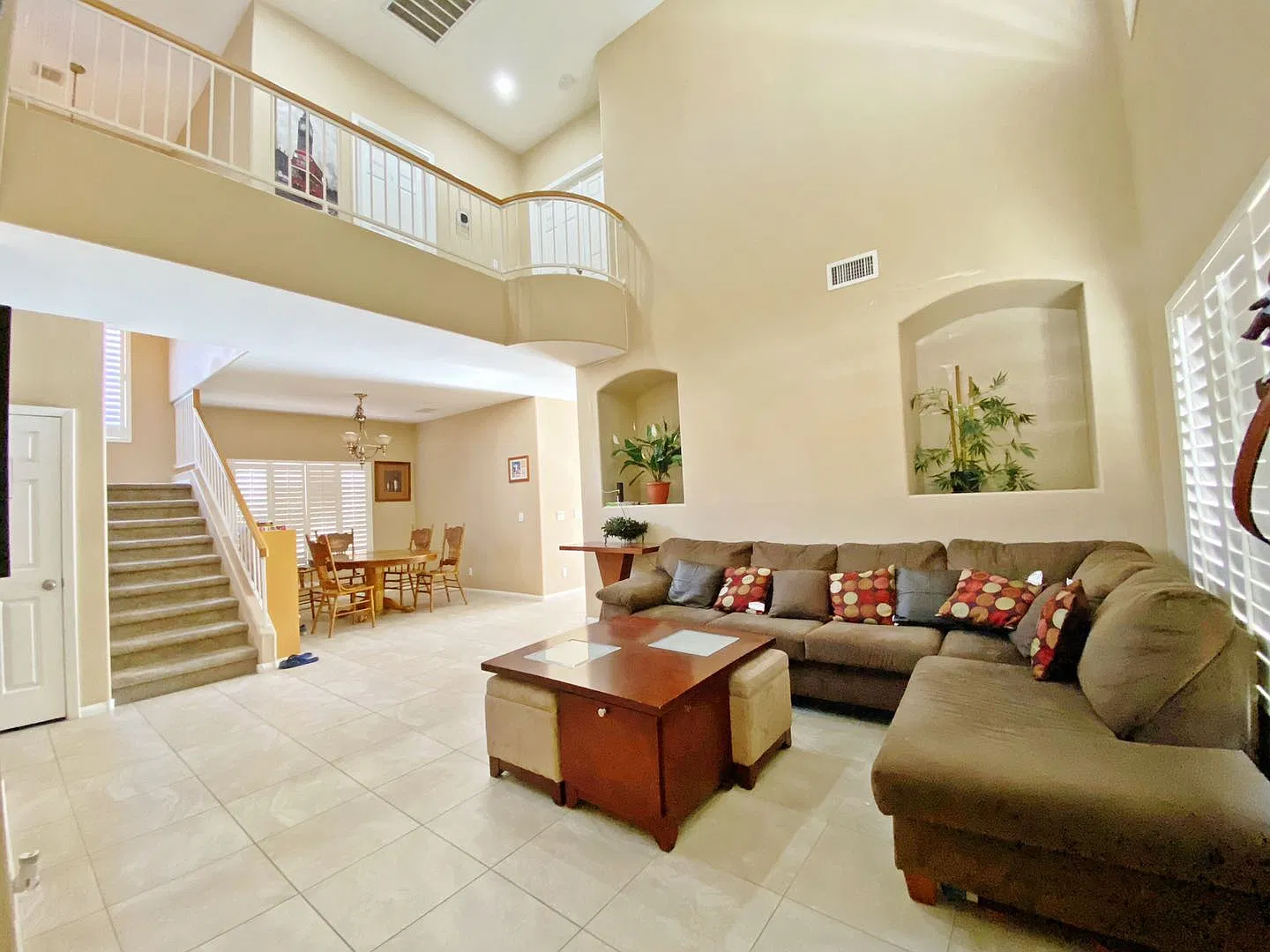5 bed, 2389 sqft, $620 — Photo 2