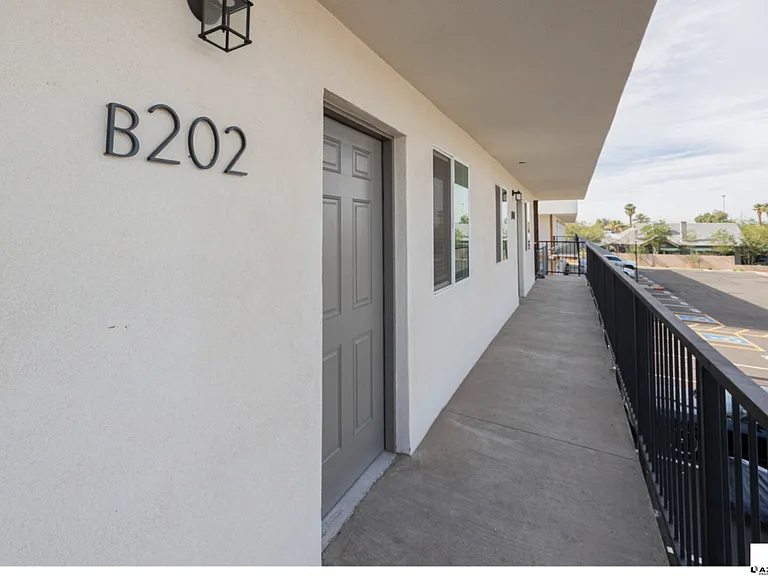 2121 W Adams St #B-B202 — Photo 2