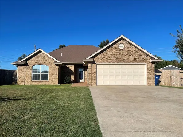 34 Hillcrest Dr, Chickasha, OK 73018