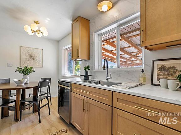 5th image of 1069 Filer Ave W