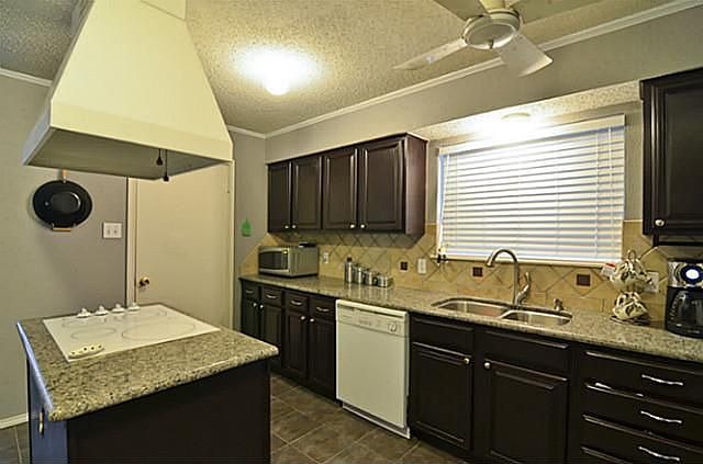 1st image of 2413 Parkwood Dr
