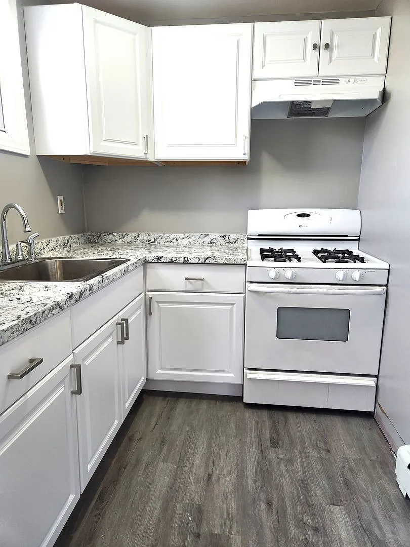 **Pawtucket/Woodlawn Large Three Bed - $1,695 Section 8 Welcome** — Photo 2