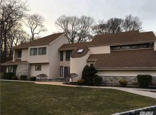 3 Mapleridge Ct, Dix Hills, NY 11746