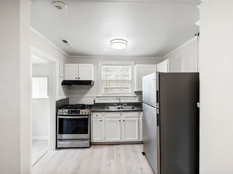 504 Pelham Dr — Photo 16