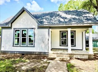 502 Upton Ave, Schulenburg, TX 78956