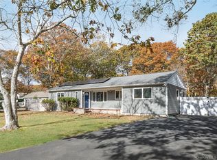 21 Woodridge Rd, Hampton Bays, NY 11946