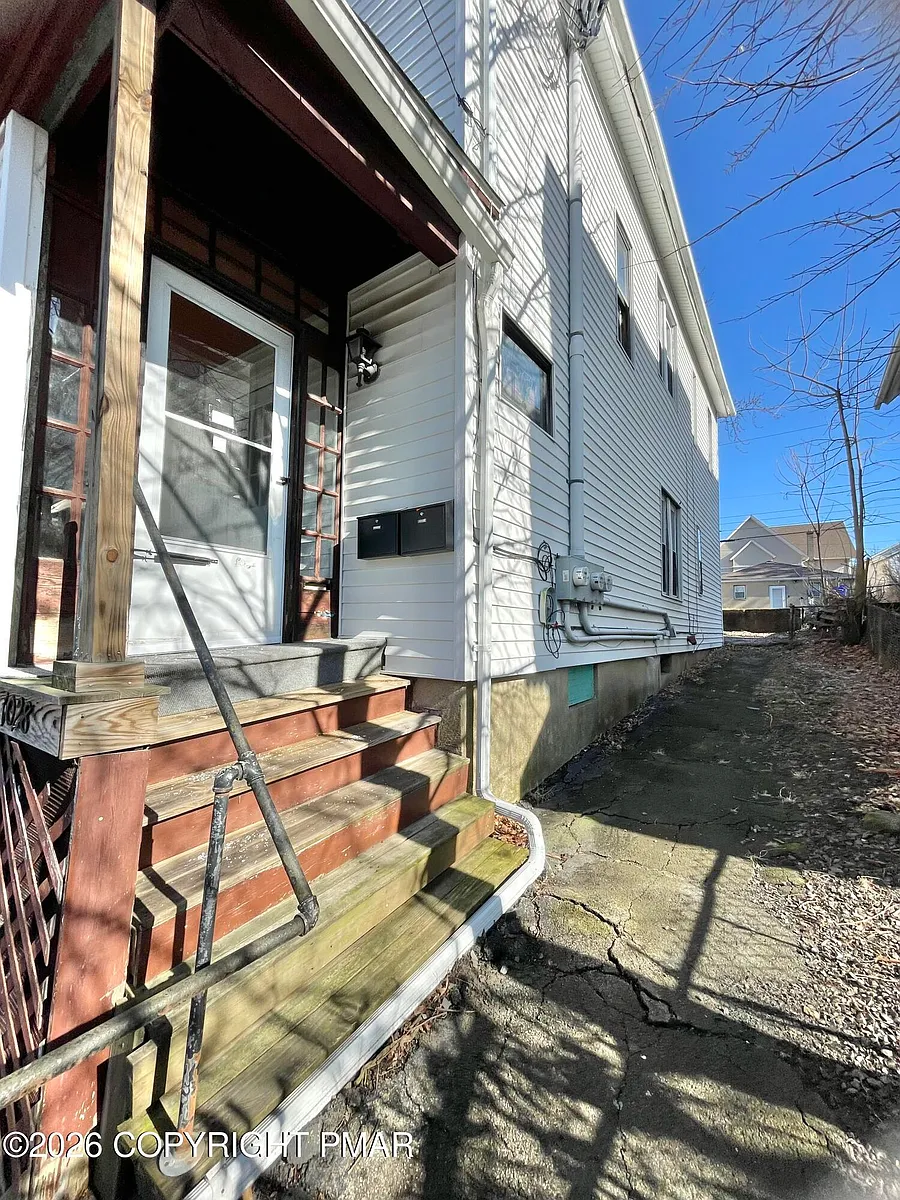 Building Photo - 1028 N Webster Ave #2