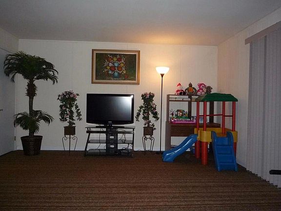 3rd image of 222 Westbury Ct