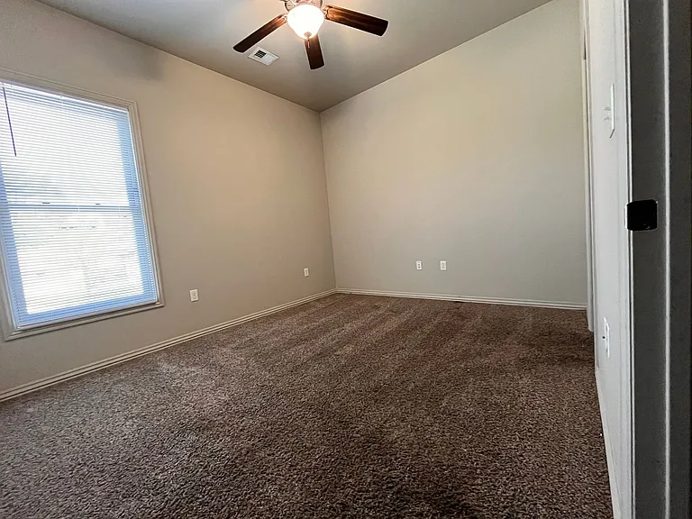 1014 E Walnut St — Photo 14