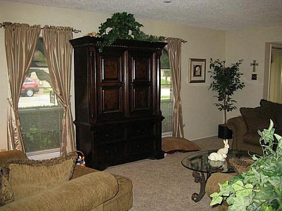 4th image of 722 S Holiday Dr