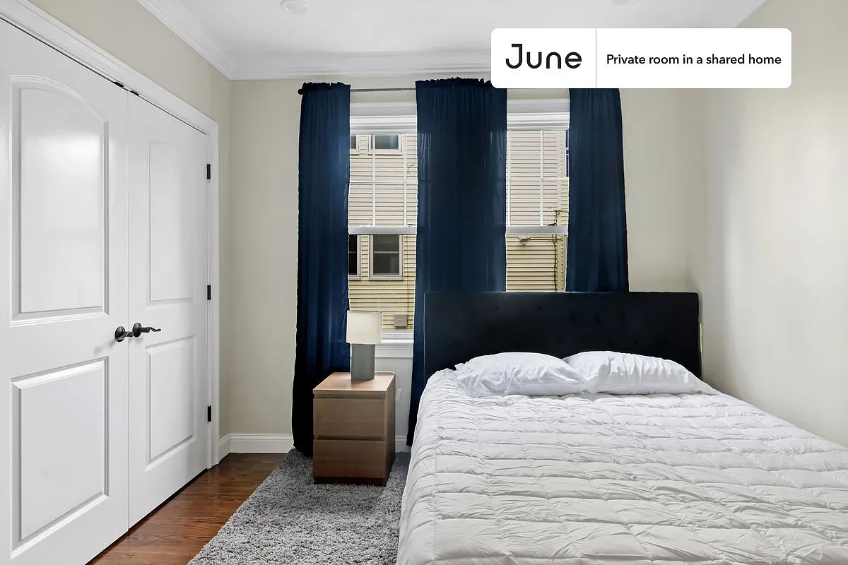 Queen bedroom in 4 bed/1.5 bath home in Brighton #569 C — Photo 3