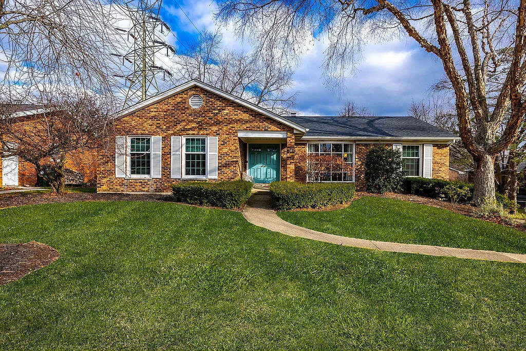 2528 Blue Bird Dr photo 1