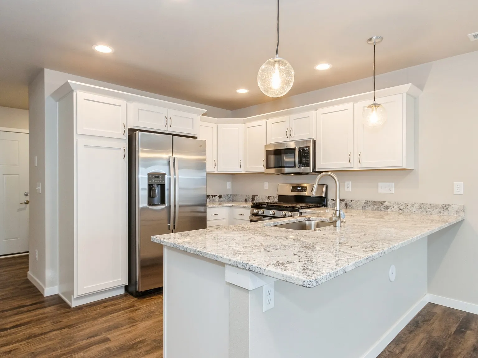 3 bed, 2.5 bath, 1402 sqft, $2,295 — Photo 3