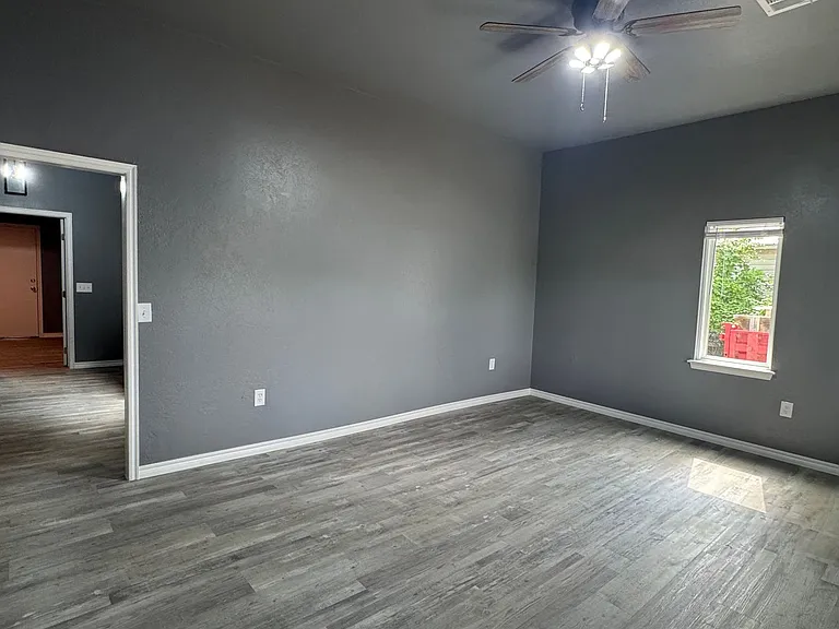 406 G St — Photo 9