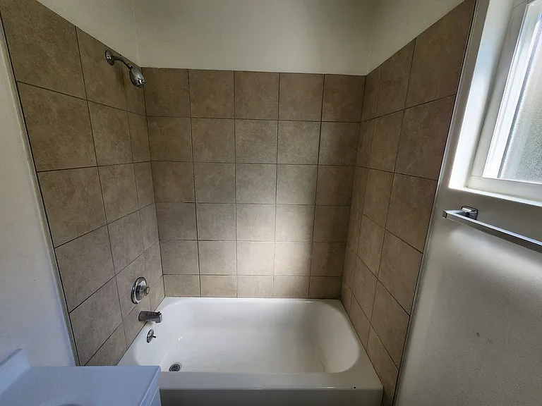 411 N Bush St — Photo 7