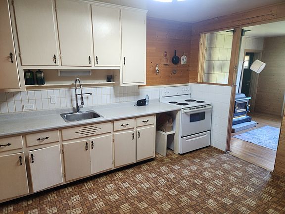 5th image of 105 1st St S