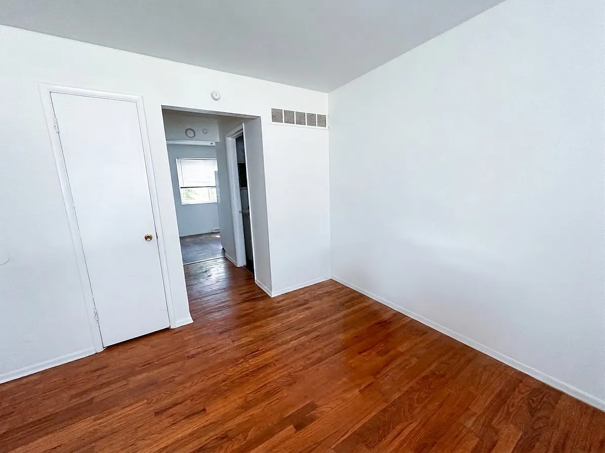 8534 N Broadway St — Photo 4