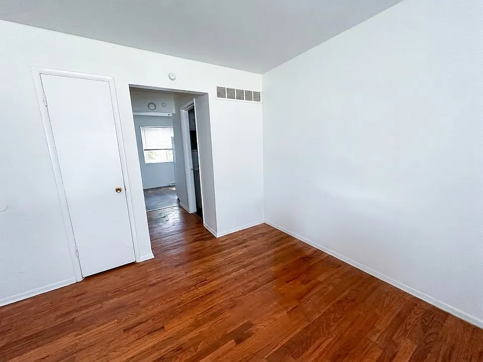 8534 N Broadway St #8534-C