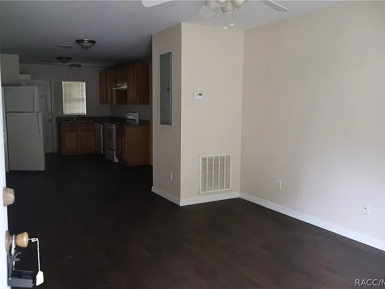 9047 N Travis Dr — Photo 2