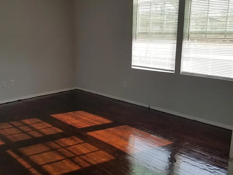 420 W Crockett St — Photo 6