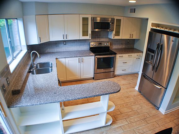 Large Kitchen, Brand-New Appliances